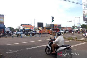 Polisi tutup persimpangan di jalur pantura Cirebon akibat padat