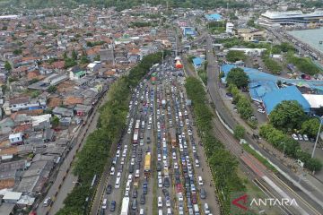 Jumlah kendaraan keluar GT Merak naik 63,53 persen pada H-4 Lebaran