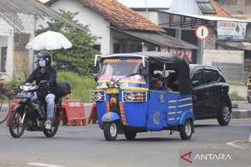 Uniknya pulang mudik ke kampung pakai Bajaj