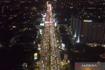 Kendaraan pemudik memadati jalan di kawasan Bekasi