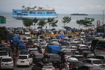 Polres Cilegon buat kantong parkir urai kepadatan di Pelabuhan Merak