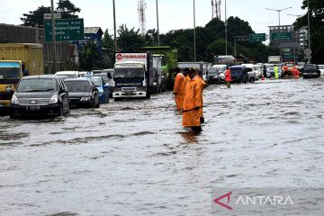 Banjir di KM 8 Jakarta - Serpong capai 80 sentimeter