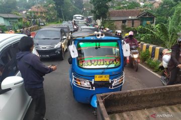 Pemudik gunakan bajaj tempuh 12 jam dari Jakarta sampai Nagreg