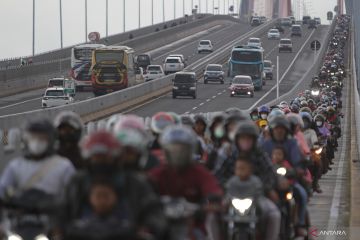 Pemudik motor di Jembatan Suramadu