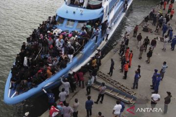 Pemudik nekat naik ke bagian depan kapal cepat untuk bisa pulang ke kampung halaman