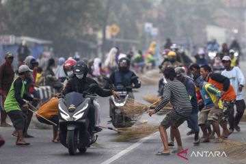 Musim mudik lebaran tiba, para pencari sedekah kembali turun ke jalan