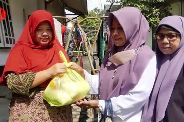 328 kaum dhuafa menikmati bantuan paket sembako gratis