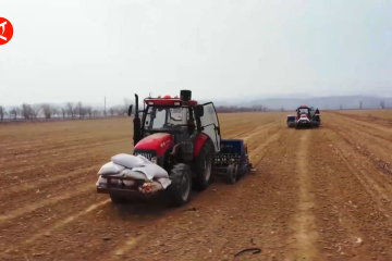 Aktivitas membajak tanah musim semi dimulai di Xinjiang, China