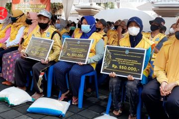 859 petugas kebersihan Kota Mataram terima bantuan sosial