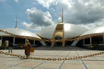 Masjid 7 kubah Jember kini bagai berbalut emas