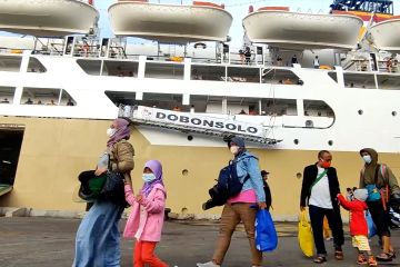 Ratusan pemudik kapal gratis asal Jakarta tiba di Semarang