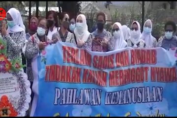 Bidan dan perawat iringi keberangkatan jenazah korban KKB