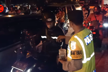 Cegah kantuk, Petugas gabungan mudik di Cirebon bagikan permen