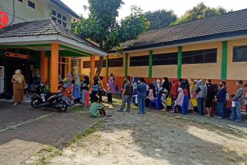 Jelang lebaran ratusan KPM di Cilegon antre terima BPNT dan BLT