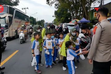 Mendidik anak berbagi kala Ramadhan