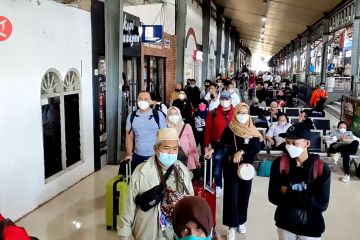 Ratusan pemudik kereta gratis asal Jakarta tiba di Stasiun Tawang