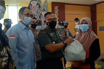 Forkopimda Cilegon lepas distribusi ribuan paket sembako untuk warga