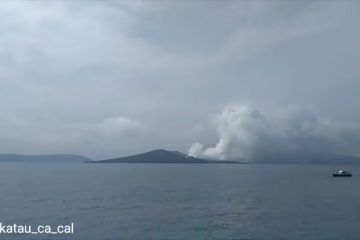 Gunung Anak Krakatau siaga, kapal di Pelabuhan Merak tetap beroperasi