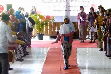 Lenggak-lenggok buruh gendong Beringharjo peragakan kebaya