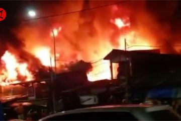 Kebakaran bangunan di Pasar Gembrong hingga kerahkan 14 damkar