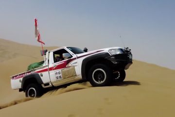 Para penggemar off-road lintasi Gurun Taklamakan di Xinjiang