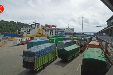 Pelabuhan Merak mulai dipadati kendaraan truk