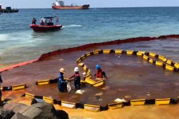 Penanganan tumpahan minyak di Lhokseumawe akibat kebocoran kapal