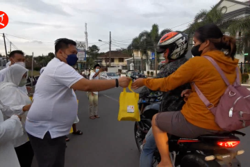 Pengadilan Negeri Pandeglang bagikan takjil dan santuni anak yatim