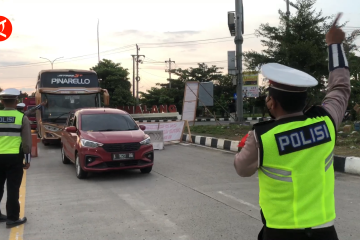 Petugas Polres Pemalang tutup arus lalu lintas menuju ke Jakarta