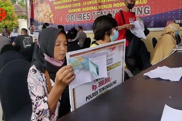 Polres Temanggung salurkan bantuan tunai ke PKL dan warung