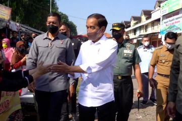 Presiden Jokowi bagikan bansos di Cirebon