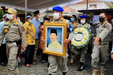 Ratusan orang hadiri pemakaman Gubernur Pertama Babel