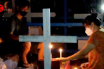 Tradisi kunjungi makam di Malam Paskah di Palangka Raya