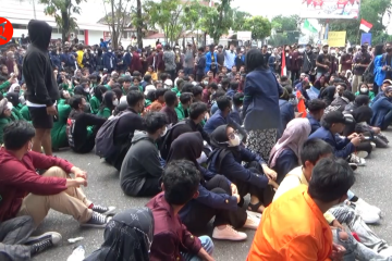 Ribuan mahasiswa sampaikan orasi ke DPRD Sumbar