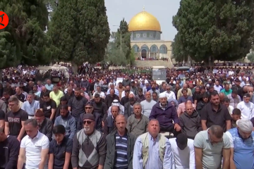 Ribuan orang hadiri shalat Jumat pertama Ramadhan di Al-Aqsa