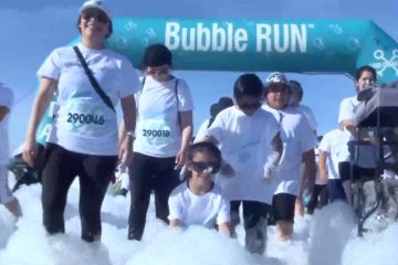 Ribuan orang ikuti ajang Bubble Run di California Selatan