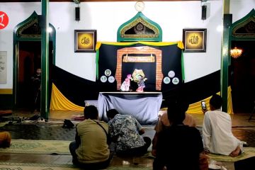 Syiar Islam dalam pertunjukan wayang beber di Masjid Al Wustho