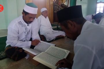 Warga Hualoy-Tomalehu khatam Quran 36 kali di malam 27 Ramadhan