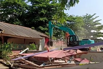 Rumah di kawasan pantai Pasir Padi dirobohkan Satpol PP