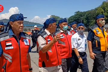 Petugas gabungan posko angkutan lebaran gunakan ikat kepala Baduy