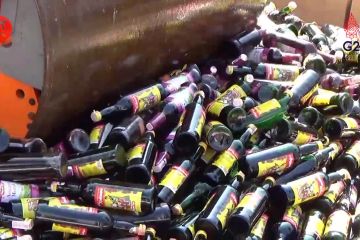 Sambut bulan suci, ribuan botol miras dimusnahkan