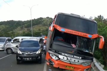 Kendaraan bus pemudik terlibat kecelakaan di tol Merak