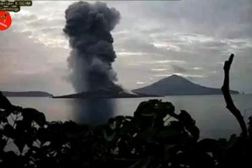 Anak Krakatau ke level siaga, BMKG minta waspadai potensi tsunami