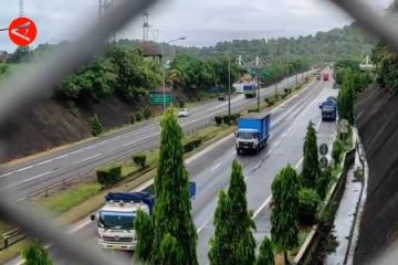 Mendekati pelarangan, truk ramai di Tol Merak