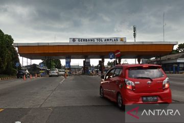 Arus kendaraan di Gerbang Tol Amplas Medan mulai landai pada H-1