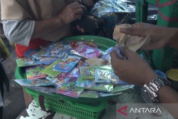 Amplop motif kartun anak laris manis di Pasar Cikampek