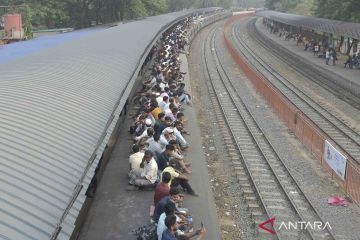 Warga Dhaka, Bangladesh berbondong-bondong pulang kampung jelang lebaran