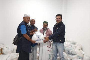 Gubernur berikan bantuan 1.000 paket sembako bagi muslim Raja Ampat