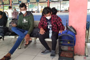 Pemudik di Terminal Kampung Rambutan bawa burung saat mudik Lebaran