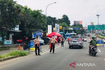 Polisi mulai membatasi kendaraan besar masuk jalur alternatif Puncak